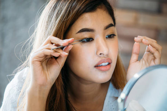 How to Remove Lash Extensions Safely at Home